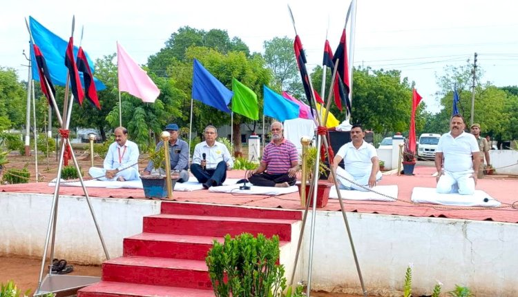 झाँसी: 33वीं वाहिनी पीएसी में एक दिवसीय योग शिविर का आयोजन