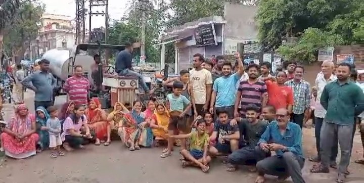 झांसी: पेयजल की किल्लत से परेशान क्षेत्रवासियों ने प्रदर्शन किया