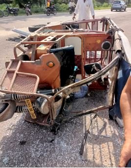 ई-रिक्शा पलटने से चालक की दर्दनाक मौत