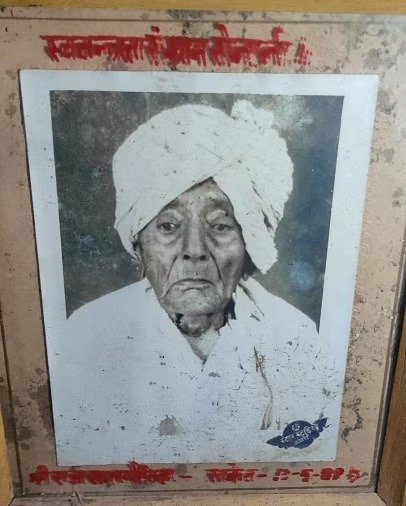 रेल की पटरी उखाड़ने के जुर्म में इन्हे ब्रिटिश कोर्ट ने 21 कोड़ों की सजा दी थी