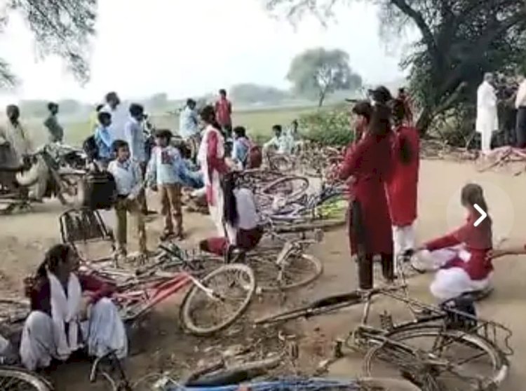 बालू खदानों में वाहनों के आवागमन से परेशान स्कूली बच्चों का हंगामा, सड़क जाम की