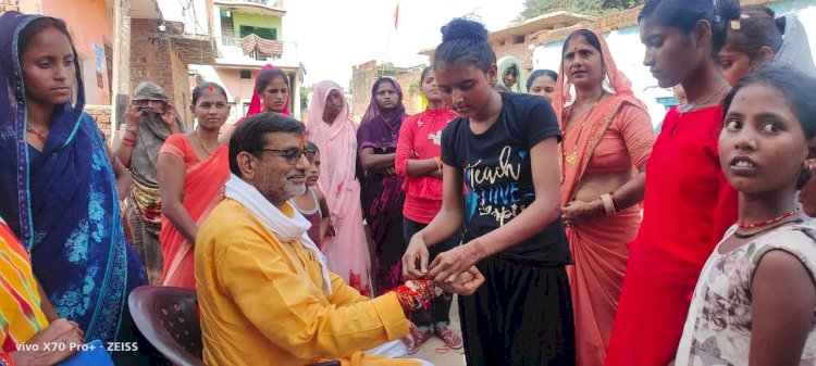 सांसद ने दलित बस्ती में बच्चियों और महिलाओ से राखी बंधवा कर मनाया रक्षा बंधन