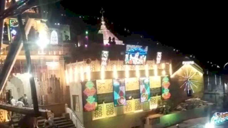 मथुरा : लाडलीजी के जन्मोत्सव को लेकर श्रीजी मंदिर रंग बिरंगी रोशनी से नहाया