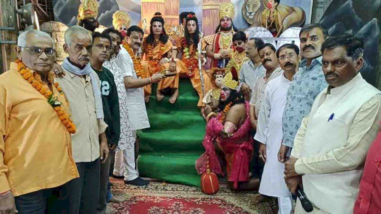 झाँसी : रामलीला के 9वें दिन सुग्रीव मित्रता लीला का हुआ मंचन, मुख्य अतिथि रहे समाजसेवी डॉ. संदीप सरावगी