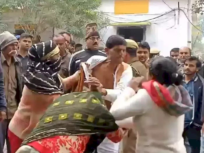 ललितपुरः भाजपा नेत्री इस नेता जी पर चप्पल लेकर टूट पडी, बोली यह भाजपा सरकार है नंगा करके मारूंगी  