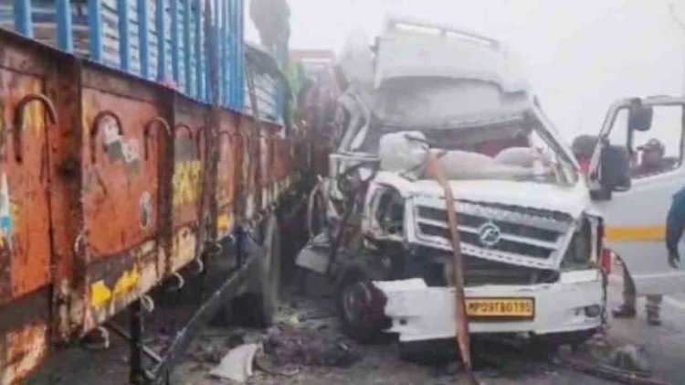 झाँसी : ट्रक और मिनी बस की टक्कर में दो की मौत, 17 घायल