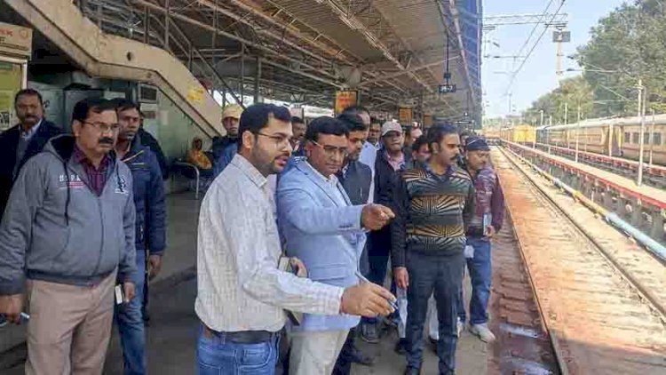 झाँसी : मंडल रेल प्रबंधक द्वारा वीरांगना लक्ष्मीबाई झांसी स्टेशन और यार्ड का निरीक्षण