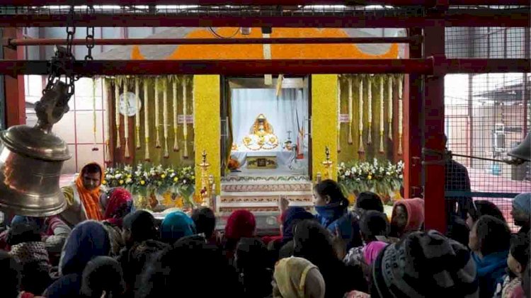 अयोध्या : आंग्ल नववर्ष के पहले दिन सहस्त्रों श्रद्धालुओं ने भगवान श्री रामलला सरकार के दर्शन किये