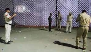 रामलीला के मंचन के दौरान फिल्मी स्टाइल में आए दबंगों ने जमकर फायरिंग की, एक किशोर गोली लगने से  घायल 