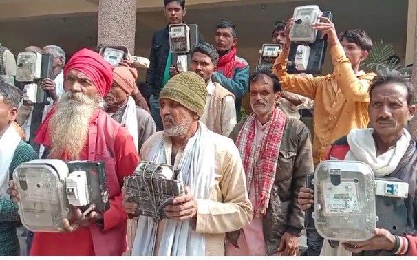 चार साल बाद भी इस गांव में नही आई बिजली, किसानो के मोबाइल में आ रहे हैं बिल