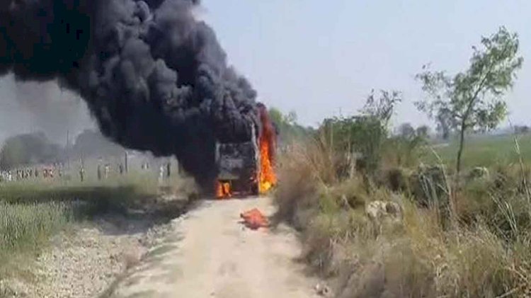 गाजीपुर : हाईटेंशन तार की चपेट में आकर बस बनी आग का गोला, कई लोगों की जलकर मौत