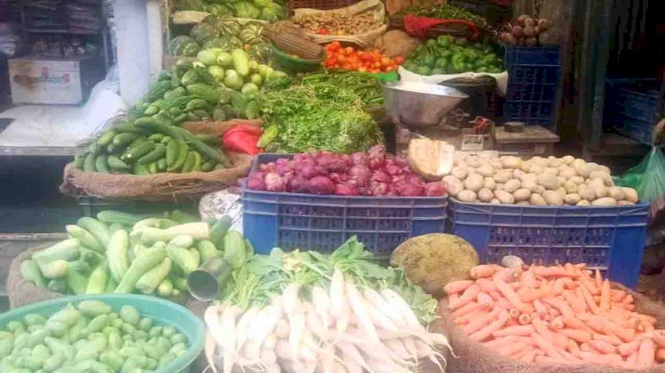 महगाई : बाजार में दाल, सब्जियों के मूल्य आसमान छू रहे